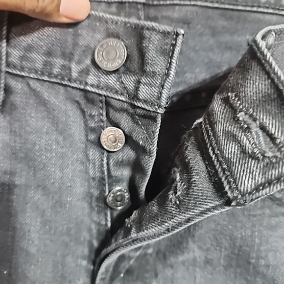 Levis  Men 501 Dark Wash Jeans. Size 32x34 - Picture 3 of 4